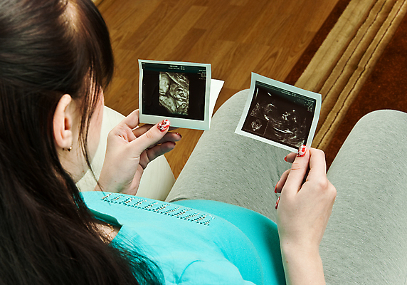 포토 JPG 해외이미지 응시 여자 거실 가족 베개 엄마 한명 임산부 임신 아기 기다림 그림 에코 태교 해외202004 해외포토 1 시선 관계 침구 모션 사람 환경 파일형식 이미지허브