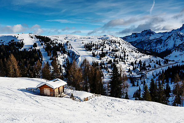 포토 JPG 해외이미지 나무 구름 유럽 도로 스포츠 여행 겨울 자연 하늘 휴가 스키 산 주택 파노라마 그림자 풍경 경사 사람없음 야외 목재 파란색 계곡 얼음 이탈리아 추위 스노우보드 정상 가루 휴양지 알프스 선로 절정 해외202004 해외포토 자연요소 식물 계절 나라 길 컬러 재료 교통시설 겨울스포츠 촬영기법 건물 장소 보드_스포츠 생태계 파일형식 이미지허브