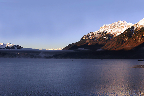 포토 JPG 해외이미지 구름 여행 백그라운드 자연 하늘 표면 아침 산 갈대 풍경 사람없음 야외 초록색 물 여름 파란색 빛 강 햇빛 태양 반사 맑음 화목 꿈 거울 흐름 안개 흰색 시골 신선 개울 강가 스위스 언덕 알프스 장면 공상 내추럴 넘어짐 평야 수평선 해외202004 해외포토 주간 자연요소 식물 계절 유럽 컬러 컨셉 모션 날씨 생태계 파일형식 이미지허브