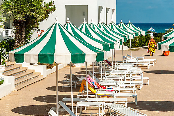 포토 JPG 해외이미지 1 바다 여행 의자 우산 하늘 호텔 아침 휴가 휴식 손바닥 그림자 사람 사람없음 야외 건물 여름 햇빛 걷기 줄무늬 발코니 침대 지중해 준비 휴양지 양산 단계 가림막 무료 옛날 줄서기 많음 수평선 해외202004 해외포토 주간 건축물 손 계절 가구 컨셉 무늬 모션 숙소 태양 장소 파일형식 이미지허브