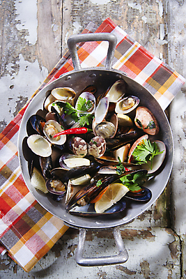 포토 JPG 해외이미지 조개 실내 사람없음 하이앵글 식탁보 냄비 레몬 홍고추 홍합 나무배경 해외202004 해외포토 뷰포인트 백그라운드 과일 고추 어패류 내부 솥 파일형식 이미지허브