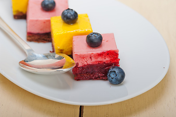 포토 JPG 해외이미지 접시 디저트 사람없음 숟가락 달콤 블루베리 무스케이크 해외202004 해외포토 식기 음식 과일 수저 케이크 맛 파일형식 이미지허브