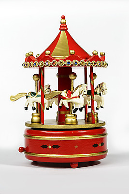 포토 JPG 해외이미지 모델 어린이 음악 백그라운드 크리스마스 사람없음 목재 빨간색 상자 컬러풀 장난감 산타클로스 검은색 미니어처 수확 골동품 원형 복고 조랑말 회전목마 옛날 해외202004 해외포토 도형 나무 기념일 컬러 농업 재료 문화예술 사람 모형 말_동물 놀이기구 파일형식 이미지허브