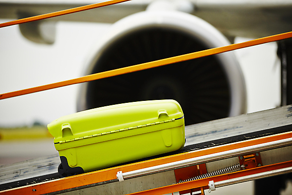 포토 JPG 해외이미지 교통수단 여행 교통시설 비행기 사람없음 야외 노란색 여행가방 힘 짐 벨트 공항 도착 배송 서비스 준비 싱글 제트기 엔진 물류 대패 로딩 수하물 해외202004 해외포토 잡화 컬러 교통 가방 항공교통 대중교통 시설 파일형식 이미지허브