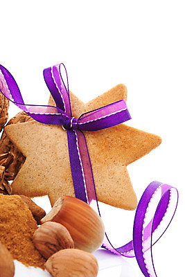 포토 JPG 해외이미지 전통 계절 별 리본 음식 크리스마스 겨울 오렌지 과일 휴가 디저트 사람없음 장식 갈색 쿠키 보라색 축제 견과류 흰색 황금 달콤 맛 굽기 심볼 향신료 활 향 성분 내추럴 고립 시나몬 핸드메이드 헤이즐넛 해외202004 해외포토 자연요소 기념일 컬러 컨셉 구이 향미료 파일형식 이미지허브