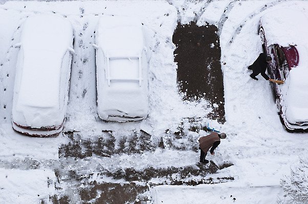 포토 JPG 해외이미지 계절 남자 길 여행 겨울 교통시설 자동차 자연 날씨 사람 사람없음 야외 냉동 얼음 재킷 추위 흰색 도시 작업 좌절 주차 청소 삽 서리 장면 온도 문제 눈보라 제비 그만 어려움 해외202004 해외포토 자연요소 감정 육상교통 컬러 교통 컨셉 조류 눈_날씨 외투 시설 생태계 파일형식 이미지허브