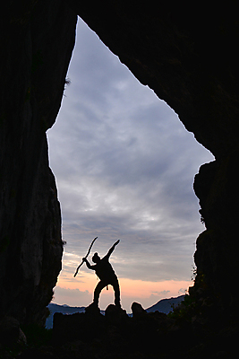 포토 JPG 해외이미지 실루엣 산 사람 사람없음 기쁨 동굴 사냥 열정 해외202004 해외포토 감정 촬영기법 파일형식 이미지허브