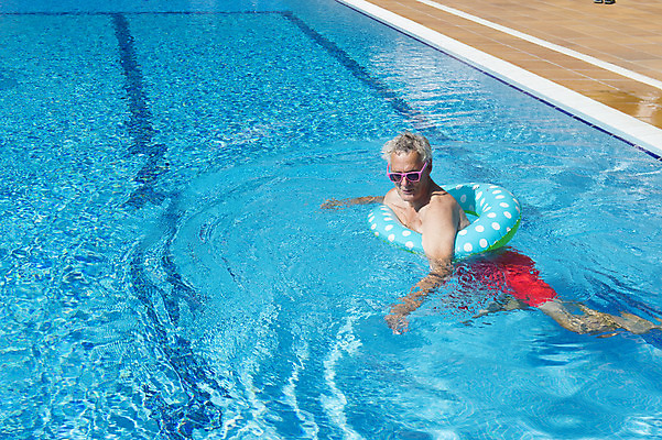 포토 JPG 해외이미지 전신 노년 휴가 수영장 한명 사람 옆모습 물 여름 선글라스 수영 튜브 노인남자한명만 해외202004 해외포토 자연요소 1 계절 안경 뷰포인트 성인 수상스포츠 남자한명만 노인남자만 파일형식 이미지허브