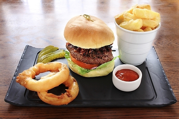 포토 JPG 해외이미지 패스트푸드 쟁반 실내 사람없음 감자튀김 햄버거 인스턴트 정크푸드 케첩 종지 양파링 오이피클 나무배경 해외202004 해외포토 그릇 음식 백그라운드 감자 내부 튀김 소스_음식 피클 파일형식 이미지허브