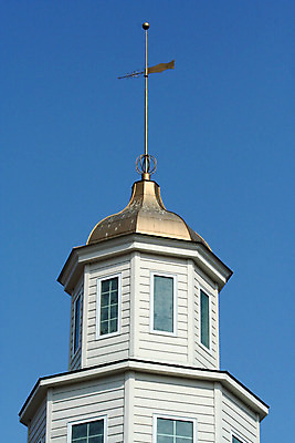 포토 JPG 해외이미지 건축양식 하늘 지붕 바람 날씨 화살 사람없음 건물 파란색 금속 황금 나침반 불기 방향 북쪽 동쪽 남쪽 서쪽 강조 해외202004 해외포토 자연요소 건축물 건축 컬러 모션 재질 파일형식 이미지허브