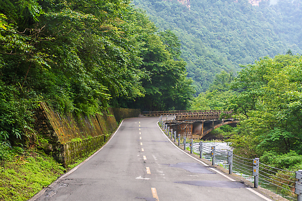 포토 JPG 해외이미지 유럽 도로 길 선 백그라운드 무늬 텍스트 표면 거리 경고 설명 안전 사람없음 야외 초록색 단어 환경 검은색 줄무늬 회색 운전 흰색 기록 플랫 위험 편지 방향 심볼 사인 속도 신호 규칙 조심 공지사항 느림 그런지 루트 조언 주목 해외202004 해외포토 문자 나라 컬러 컨셉 교통시설 모션 파일형식 이미지허브