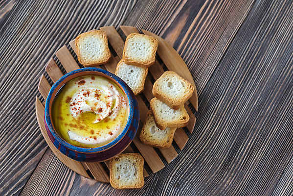 포토 JPG 해외이미지 그릇 빵 실내 사람없음 하이앵글 나무쟁반 중동음식 나무배경 해외202004 훔무스 해외포토 식기 음식 뷰포인트 백그라운드 쟁반 내부 목재 파일형식 이미지허브