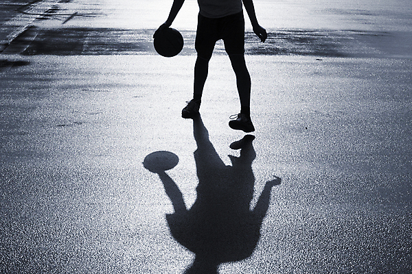 포토 JPG 해외이미지 스포츠 공 농구 건강 사람 야외 10대 파란색 운동 햇빛 기쁨 젖음 도시 드리블 타운 해외202004 해외포토 감정 컬러 청소년 태양 구기 파일형식 이미지허브