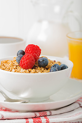 포토 JPG 해외이미지 음식 과일 사람없음 식사 견과류 사발 아침식사 오렌지주스 시리얼 블루베리 산딸기 건포도 귀리 해외202004 해외포토 포도 곡류 사기그릇 과일주스 건과일 파일형식 이미지허브