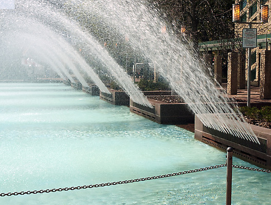 포토 JPG 해외이미지 나무 공원 포즈 놀이 사람없음 야외 가로 초록색 물 여름 파란색 컬러풀 평화 우주 수영 폭포 신선 도시 뜨거움 분수 분무기 스플래쉬 해외202004 해외포토 자연요소 식물 계절 공공시설 컬러 컨셉 자연 수상스포츠 파일형식 이미지허브