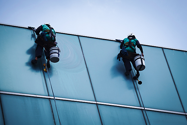 포토 JPG 해외이미지 주간 전신 남자 밧줄 매달리기 외벽 빌딩 성인 야외 두명 건물 뒷모습 작업 청소부 유리창청소 성인남자만 해외202004 외벽청소 해외포토 자연요소 직업 건축물 줄 벽 뷰포인트 모션 사람 청소 남자만 성인만 파일형식 이미지허브
