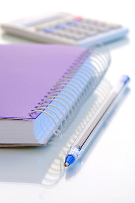 포토 JPG 해외이미지 백그라운드 문구용품 사람없음 노트북 컴퓨터 사무실 다이어리 장비 계산기 흰색 잡지 상품 오브젝트 고립 해외202004 해외포토 컬러 비즈니스 간행물 전자제품 사무용품 파일형식 이미지허브