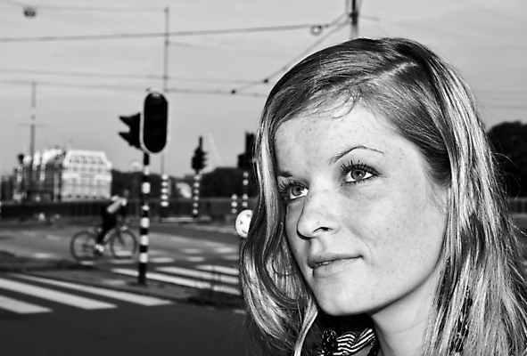 포토 JPG 해외이미지 긴머리 여자 얼굴 백그라운드 거리 흑백 한명 야외 금발 햇빛 머리 회색 도시 소프트포커스 교차로 만족 시력 타운 해외202004 해외포토 1 헤어스타일 감정 길 컬러 촬영기법 사람 신체부위 태양 파일형식 이미지허브