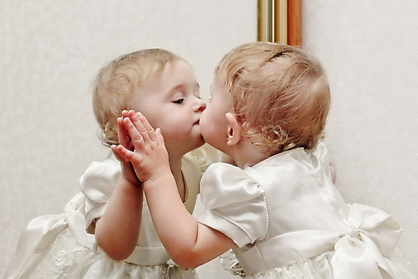 포토 JPG 해외이미지 백인 1 응시 드레스 행복 유럽 얼굴 어린이 포즈 장난 손가락 모션 유리 놀이 표면 키스 주택 실내 건강 관리 한명 반사 기쁨 거울 아기 입술 호기심 흥분 걸음마 천진난만 해외202004 해외포토 서양인 손 시선 옷 감정 나라 컨셉 재질 사람 내부 건물 신체부위 애정표현 파일형식 이미지허브