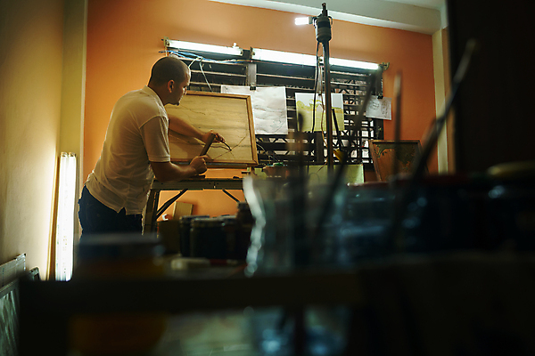 포토 JPG 해외이미지 직업 1 조각 노동자 기술 미술 한명 사람 성인 취미 목재 30대 기구 공구 업무 작업실 상품 망치 공예 집중 그림 예술가 판화 장인 목판화 솜씨 수공예품 조각가 조작 핸드메이드 해외202004 해외포토 나무 컨셉 재료 문화예술 장년 도구 작업 공예품 파일형식 이미지허브