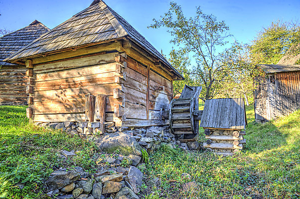 포토 JPG 해외이미지 외관 벽 건축양식 자연 하늘 새로움 주택 풍경 사람없음 야외 건물 목재 가로 초록색 파란색 햇빛 시골 싱글 옛날 해외202004 해외포토 나무 건축물 건축 컬러 컨셉 재료 태양 생태계 파일형식 이미지허브