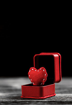 포토 JPG 해외이미지 검은배경 발렌타인데이 사람없음 빨간색 하트 오브젝트 반지케이스 카피스페이스 해외포토 모양 컬러 백그라운드 데이이벤트 검은색 공백 보관함 파일형식 이미지허브