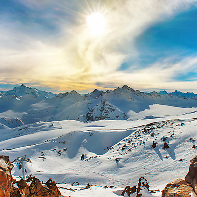 포토 JPG 해외이미지 구름 계절 유럽 스포츠 여행 겨울 자연 하늘 휴가 스키 산 풍경 경사 사람없음 야외 파란색 태양 맑음 얼음 추위 안개 흰색 스노우보드 정상 고도 언덕 휴양지 빙하 오르기 알프스 절정 눈내림 해외202004 해외포토 자연요소 나라 컬러 모션 날씨 겨울스포츠 눈_날씨 장소 보드_스포츠 생태계 파일형식 이미지허브