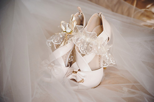 포토 JPG 해외이미지 결혼 신발 사랑 사람없음 흰색 축하 결합 배열 가터벨트 해외202004 해외포토 감정 컬러 컨셉 이벤트 벨트 파일형식 이미지허브