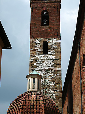 포토 JPG 해외이미지 건축양식 창문 하늘 지붕 거리 사람없음 건물 파란색 탑 이탈리아 도시 중세 타일 구시가지 토스카나 해외202004 해외포토 건축물 건축 유럽 컬러 역사 파일형식 이미지허브