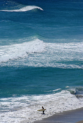 포토 JPG 해외이미지 스포츠 파도 사람없음 물 파란색 서핑보드 서핑 서퍼 혼자 해외202004 해외포토 자연요소 바다 컬러 운동선수 수상스포츠 보드_스포츠 파일형식 이미지허브