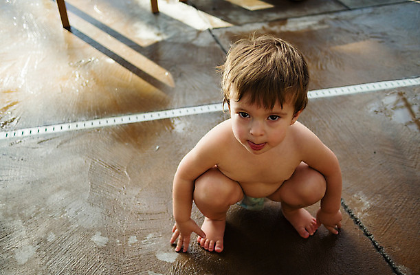 포토 JPG 해외이미지 백인 공원 남자 놀이 한명 소년 물 아기 기저귀 해외202004 해외포토 자연요소 서양인 1 공공시설 어린이 사람 아기용품 파일형식 이미지허브