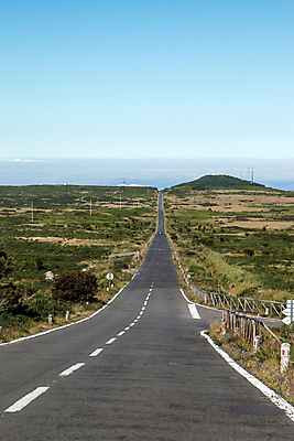 포토 JPG 해외이미지 주간 유럽 도로 섬 여행 하늘 산 풍경 사람없음 파란색 와인 황무지 아스팔트 포르투갈 언덕 대서양 웅장함 직진 해외202004 해외포토 자연요소 나라 길 바다 컬러 교통시설 주류 파일형식 이미지허브
