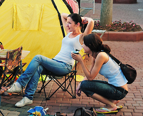 포토 JPG 해외이미지 백인 손 커피 음료 의자 휴식 미소 앉기 성인 두명 컵 여름 침묵 잡기 뜨거움 차 시력 예술가 섬광 행진 해외202004 해외포토 서양인 식기 계절 가구 컨셉 모션 표정 사람 신체부위 소리 파일형식 이미지허브