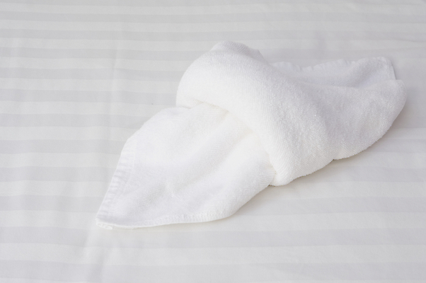 포토 JPG 해외이미지 호텔 휴가 휴식 실내 사람없음 장식 수건 침실 방 흰색 침대 인사 순수 서비스 솜털 돌봄 위생관리 접기 스타일 해외202004 해외포토 컬러 가구 컨셉 모션 숙소 관리 내부 위생용품 예절 파일형식 이미지허브