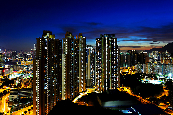 포토 JPG 해외이미지 야경 아파트 사람없음 야외 건물 옆모습 도시풍경 고층빌딩 언덕 홍콩 리빙 해외202004 해외포토 건축물 뷰포인트 주택 풍경 빌딩 중국 도시 야간 파일형식 풍경_경치 이미지허브