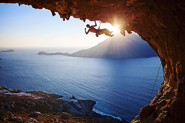 포토 JPG 해외이미지 주간 전신 남자 바다 섬 하늘 매달리기 한명 성인 야외 옆모습 햇빛 손들기 잡기 암벽 암벽등반 암벽등반가 성인남자한명만 해외202004 해외포토 자연요소 1 뷰포인트 모션 사람 태양 등산 남자한명만 성인남자만 파일형식 이미지허브