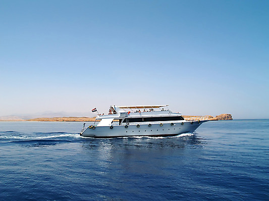 포토 JPG 해외이미지 바다 백그라운드 자연 하늘 휴가 휴식 풍경 사람없음 야외 물 여름 파란색 태양 보트 장면 파라다이스 수평선 해외202004 해외포토 자연요소 계절 컬러 컨셉 배_교통 생태계 파일형식 이미지허브