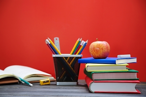 포토 JPG 해외이미지 백인 학생 라이프스타일 교육 종이 백그라운드 컨셉 과일 비즈니스 교실 학교 벽지 탁자 책장 사람없음 목재 책 빨간색 초록색 스터디 컬러풀 연필 쌓기 교사 공책 유치원 장비 오픈 그룹 도서관 사과 정상 강의 읽기 교과서 지우개 대학교 클립 문학 페이지 초보 해외202004 해외포토 서양인 나무 직업 컬러 가구 재료 모션 문구용품 학용품 교재 생활 학습 필기구 파일형식 이미지허브