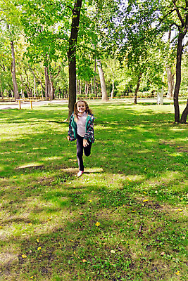 포토 JPG 해외이미지 백인 라이프스타일 여학생 여자 유럽 어린이 스포츠 포즈 놀이 휴식 한명 미소 야외 여름 달리기 운동 점프 흰색 춤 9 8 6 7 해외202004 해외포토 서양인 1 학생 계절 나라 컬러 컨셉 모션 문화예술 표정 건강 사람 생활 숫자 파일형식 이미지허브