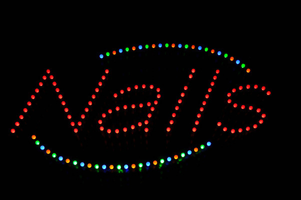 포토 JPG 해외이미지 여자 휴식 미술 사람없음 빨간색 초록색 파란색 세일 상점 페인트 개화 손톱관리 손톱 사인 네온 광택 빛망울 해외202004 해외포토 손 꽃 컬러 컨셉 문화예술 사람 빛 네일아트 파일형식 이미지허브