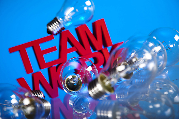 포토 JPG 해외이미지 비즈니스 전구 협력 실내 타이포그라피 사람없음 반사 파란배경 해외202004 해외포토 문자 백그라운드 내부 파란색 파일형식 이미지허브