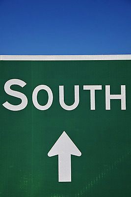 포토 JPG 해외이미지 비즈니스 화살 사람없음 초록색 파란색 숫자 미국 고속도로 방향 사인 도로표지판 남쪽 해외202004 해외포토 문자 도로 컬러 북아메리카 표지판 파일형식 이미지허브