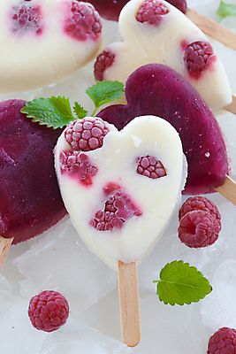 포토 JPG 해외이미지 접시 음식 분홍색 잎 과일 아이스크림 디저트 발렌타인데이 사랑 사람없음 장식 빨간색 세로 컬러풀 냉동 얼음 수확 하트 마음 대접 신선 달콤 민트 묘사 유기농 산딸기 바닐라 젤라또 핸드메이드 카피스페이스 해외202004 해외포토 자연요소 모양 식물 식기 웰빙 감정 컬러 농업 데이이벤트 공백 맛 허브 파일형식 이미지허브