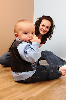 포토 JPG 해외이미지 백인 모델 응시 남자 아들 어린이 백그라운드 가족 놀이 엄마 넥타이 바닥 갈색머리 실내 건강 사람 앉기 소년 두명 세로 청바지 표현 아기 달콤 작음 걸음마 해외202004 해외포토 서양인 헤어스타일 시선 잡화 바지 관계 모션 내부 맛 크기 파일형식 이미지허브