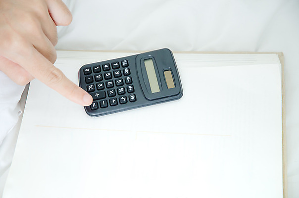 포토 JPG 해외이미지 직업 1 손 여자 종이 백그라운드 컨셉 돈 인터넷 비즈니스 손가락 탁자 성공 열쇠 주택 직장 사람 사람없음 목재 금융 경제 노트북 컴퓨터 사무실 펜 디지털 자료 공백 계산기 정보 흰색 업무 재산 책상 보고서 문서 투자 회계 세금 수입 회계사 해외202004 해외포토 나무 컬러 가구 회사 재료 문구용품 건물 신체부위 전자제품 필기구 장비 작업 파일형식 이미지허브