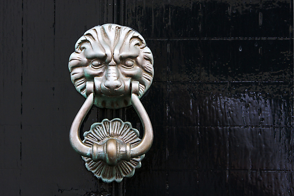 포토 JPG 해외이미지 전통 얼굴 백그라운드 주택 사람없음 건물 목재 장식 머리 문 금속 검은색 수확 골동품 클래식 사자 묘사 복고 옛날 스타일 해외202004 해외포토 나무 건축물 컬러 컨셉 농업 재료 포유류 재질 신체부위 파일형식 이미지허브