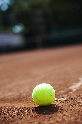 포토 JPG 해외이미지 주간 그림자 사람없음 야외 아웃포커스 테니스 테니스용품 테니스장 테니스공 땅바닥 해외202004 해외포토 자연요소 스포츠용품 공 스포츠시설 바닥 촬영기법 구기 파일형식 이미지허브