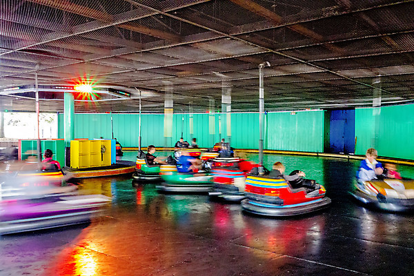 포토 JPG 해외이미지 주간 전신 행복 어린이 휴식 사람 여러명 사람없음 야외 맑음 놀이공원 놀이기구 주말 범퍼카 어린이만 해외202004 해외포토 자연요소 감정 다수 컨셉 날씨 테마파크 파일형식 이미지허브