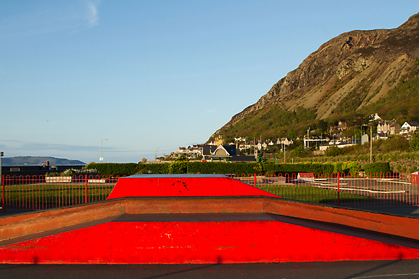 포토 JPG 해외이미지 구름 난간 하늘 안전 경사 사람없음 야외 빨간색 초록색 파란색 청춘 금속 페인트 스케이트 바 놀이터 스케이트장 해외202004 해외포토 자연요소 스포츠용품 컬러 컨셉 스포츠시설 재질 놀이 파일형식 이미지허브