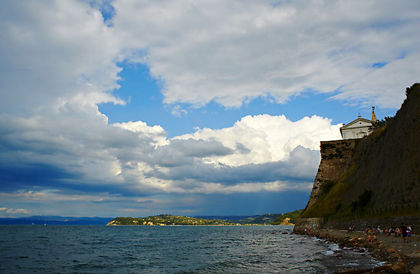 포토 JPG 해외이미지 구름 바다 휴가 사람없음 교회 이탈리아 도시 슬로베니아 해외202004 해외포토 자연요소 유럽 종교건축 건물 파일형식 이미지허브